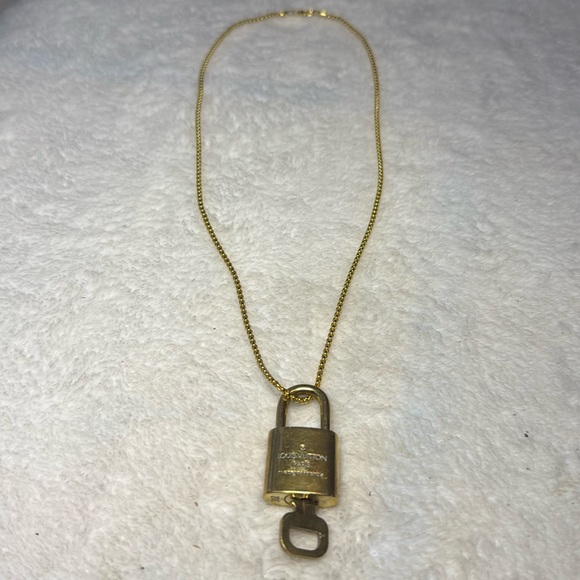 #302 Louis Vuitton lock and key necklace set - Picture 1 of 4